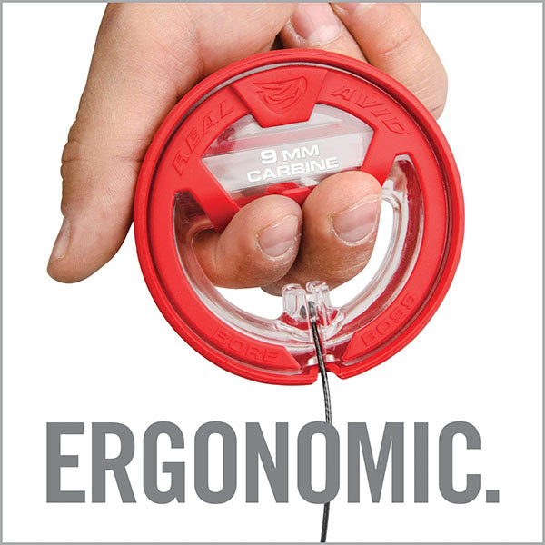 Rote Reinigungsschnur wird von Hand gehalten, Text: "9 MM CARBINE", "ERGONOMIC".