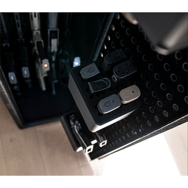 Waffenschrank mit integrierten Halterungen, auf denen mehrere Magazine organisiert gelagert werden.