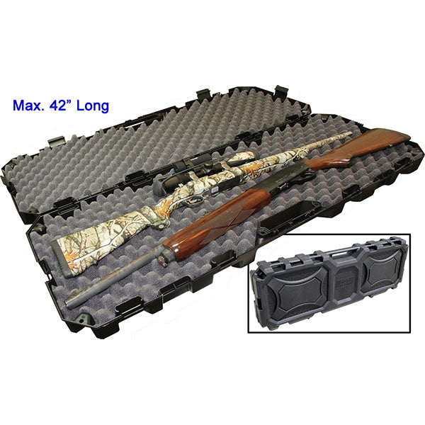 Gewehr in einem offenen, schaumgepolsterten Koffer, Text: "Max. 42'' Long".