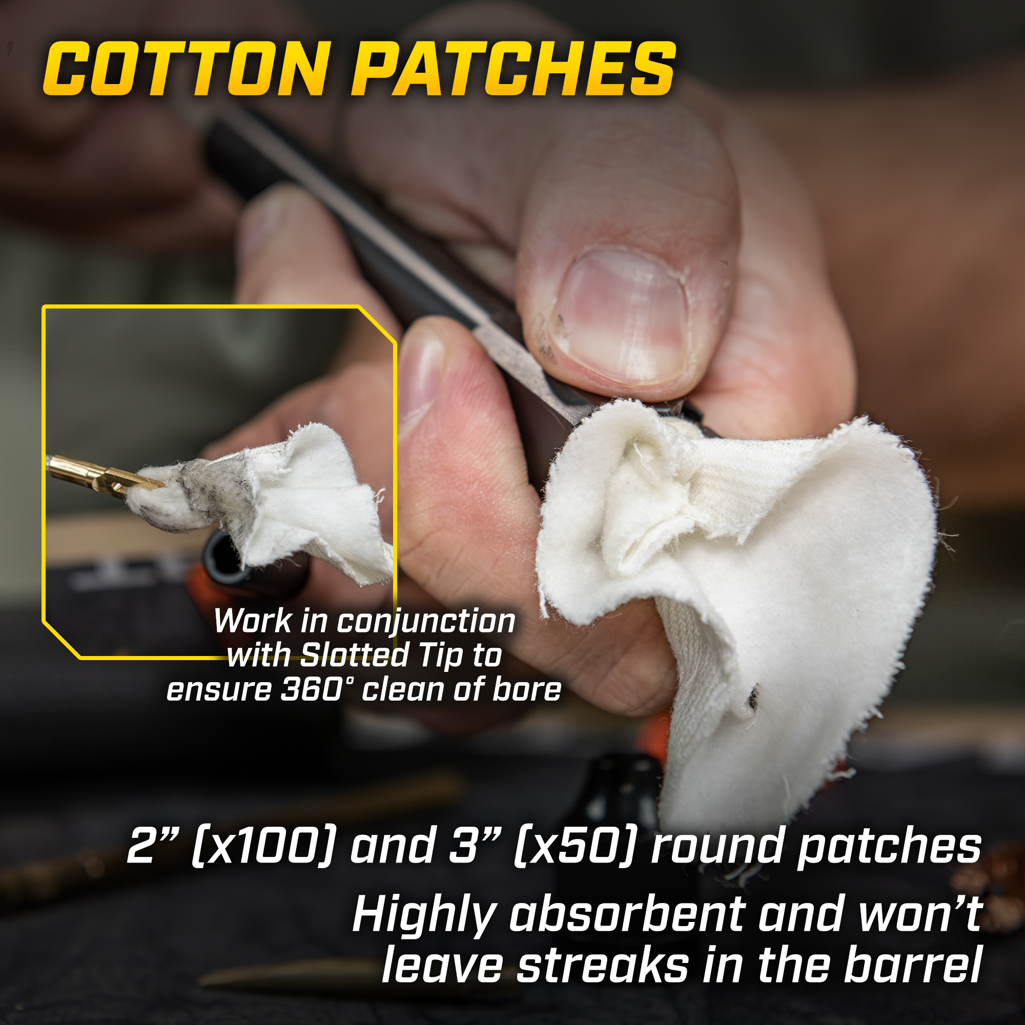 Baumwolltuch wird in Hand gehalten, zur Waffenreinigung mit geschlitzter Spitze, Text vorhanden.