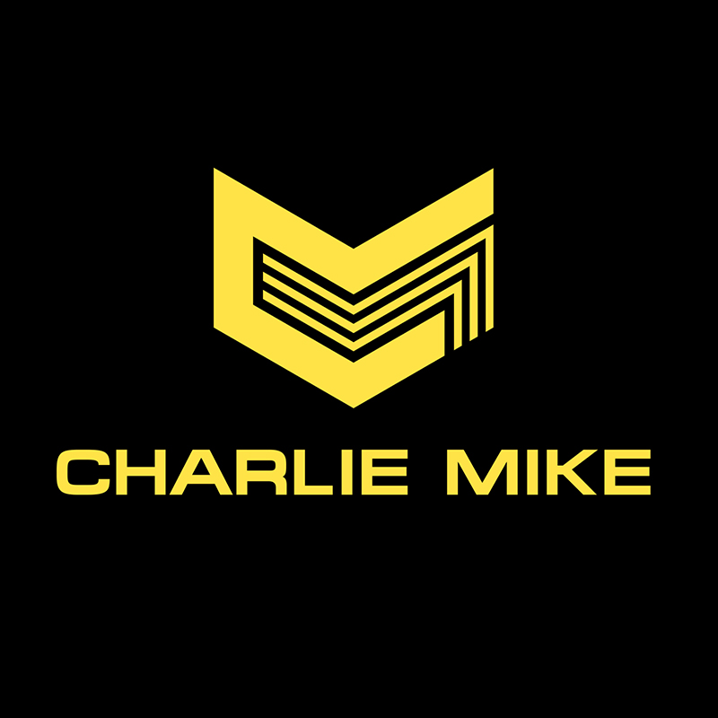 Gelbes Logo und Schriftzug "CHARLIE MIKE" auf schwarzem Hintergrund, minimalistisch gestaltet.
