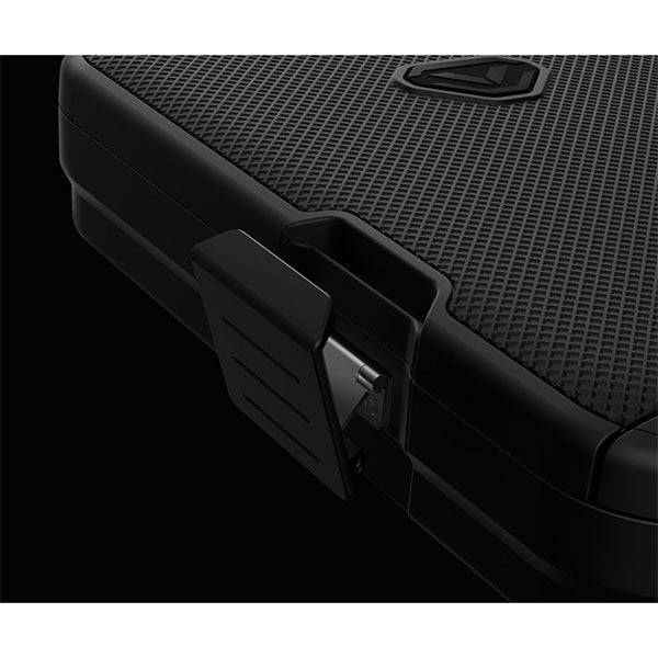 Schwarzer, verriegelter Waffenkoffer in Nahaufnahme, auf schwarzem Hintergrund.