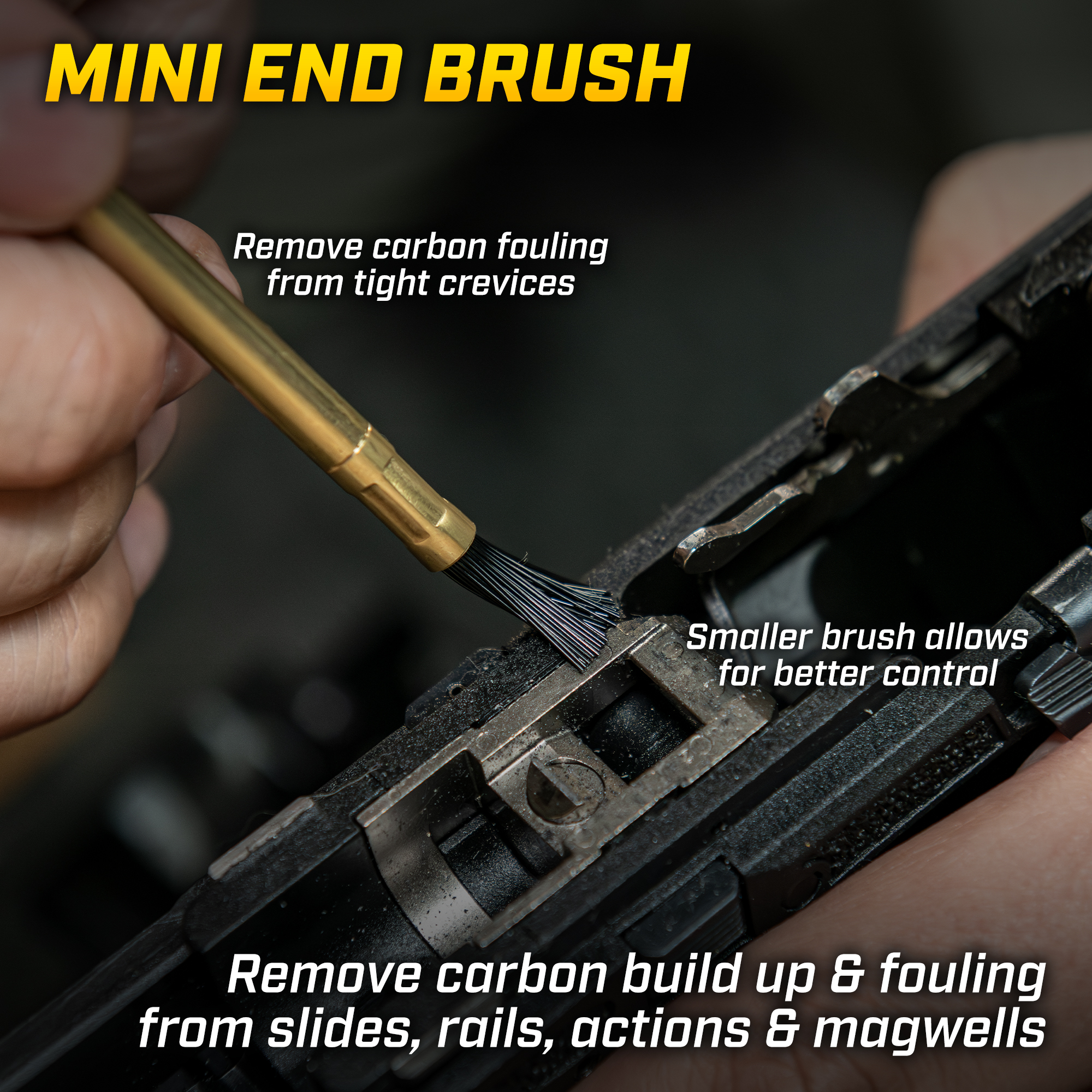 Kleiner Pinsel reinigt Waffe von Kohlenstoffablagerungen in Nahaufnahme.