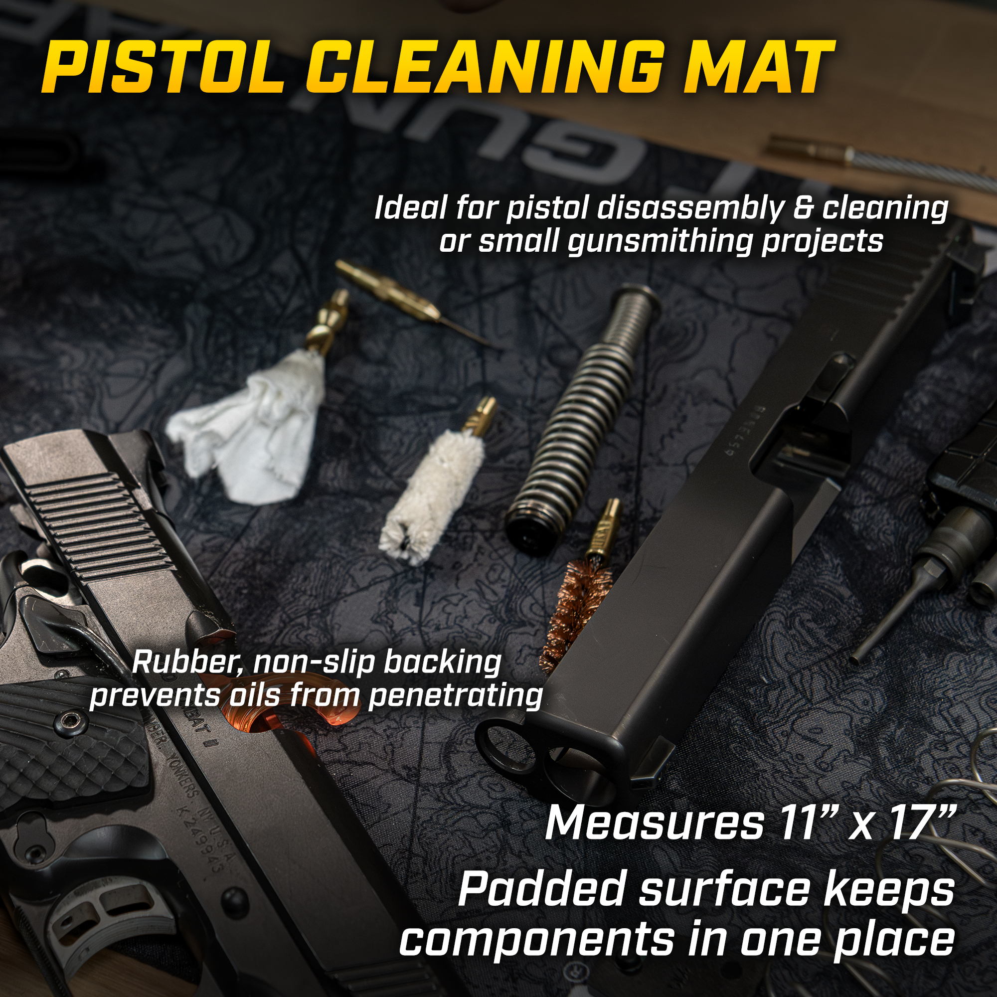 Pistole und Reinigungswerkzeuge auf Reinigungstuch, auf Tisch drapiert.