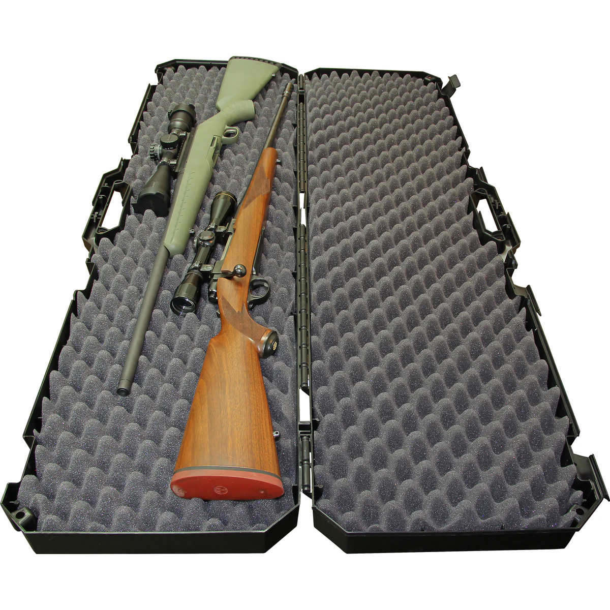Zwei Gewehre liegen nebeneinander in einem aufklappbaren Koffer mit Schaumstoffpolsterung.