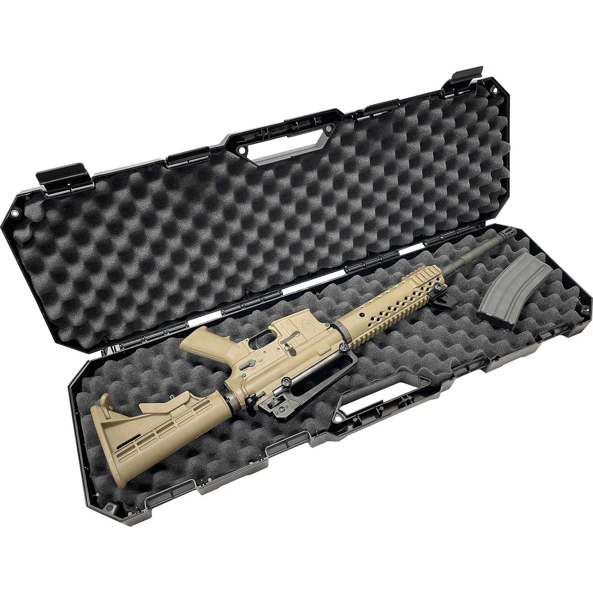 Beige Gewehr in schwarzem, schaumstoffgepolsterten Koffer mit einem Magazin.