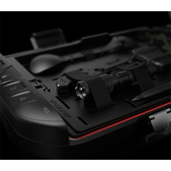 Schwarzes Etui mit Taschenlampe und Utensilien, auf schwarzem Hintergrund, Logo "VAULTEK" sichtbar.