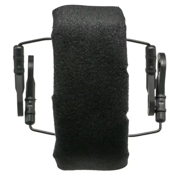 Schwarzes Klettband mit Kunststoffklemmen.