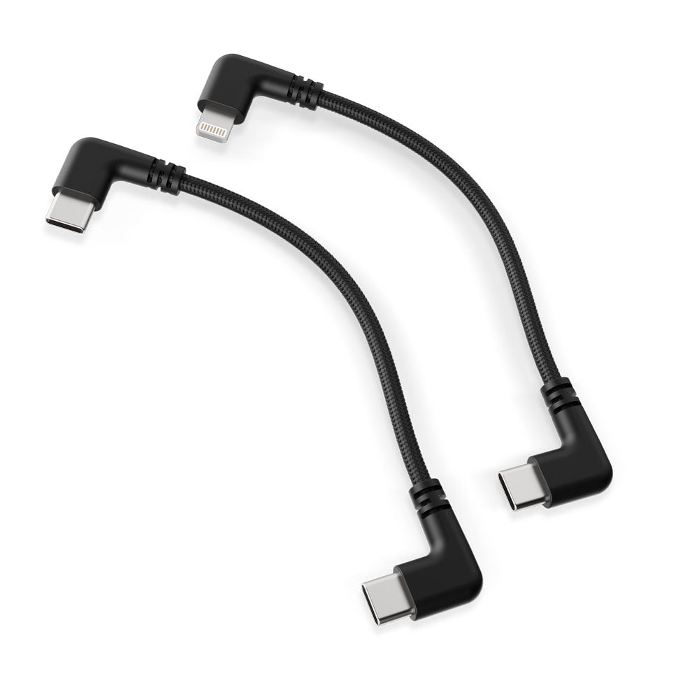 Zwei schwarze, abgewinkelte USB-Kabel.